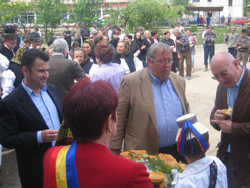 Foto Ioan Mircea Pascu si Mircea Dolha - Botiza, campanie electorala